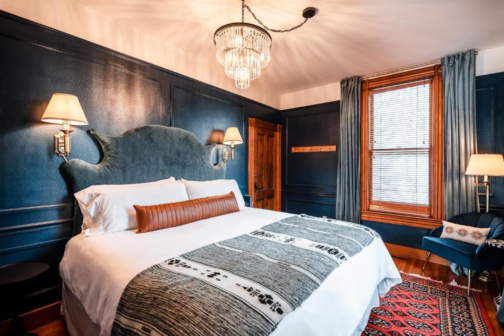 阿什兰The Matriarch- Downtown Ashland, OR的一间卧室配有一张带蓝色墙壁的大床