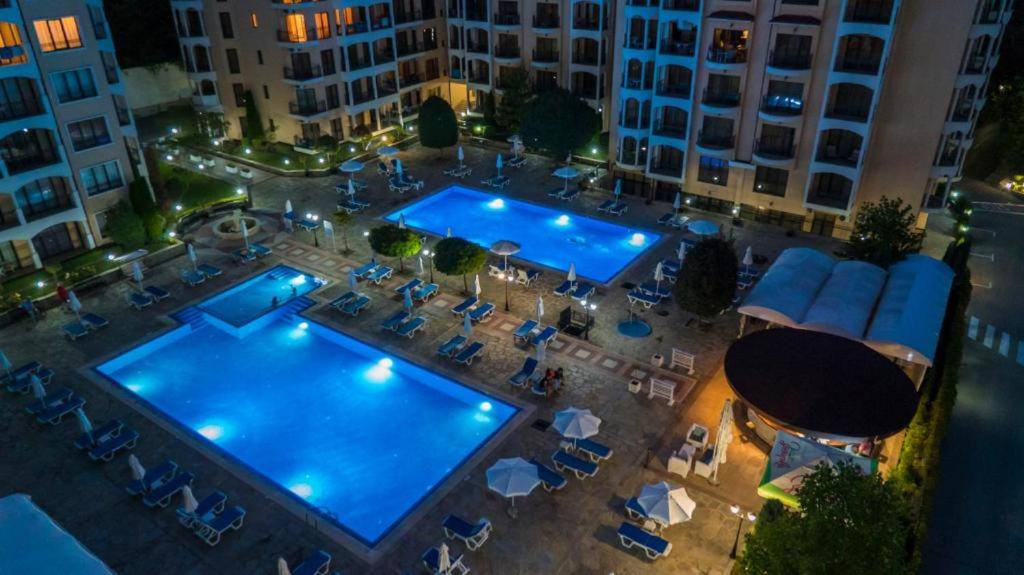 金沙Bendita Mare Apartment的城市中一个大型游泳池的顶部景色