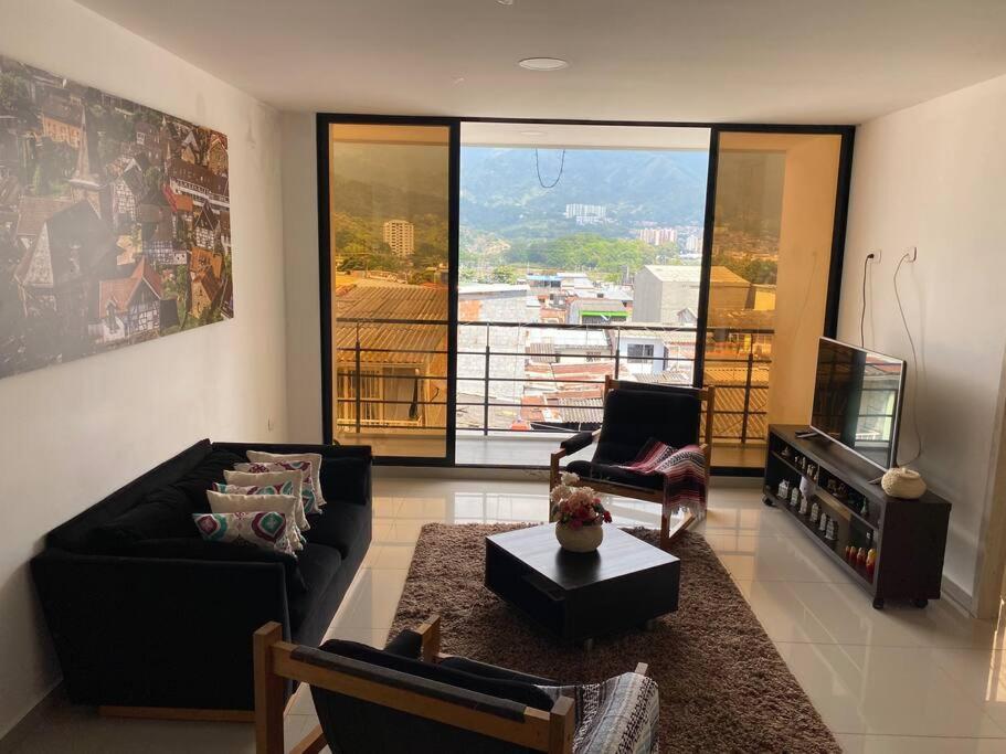 伊瓦格Hermoso Apartamento ibague 401 F1的客厅配有沙发和桌子