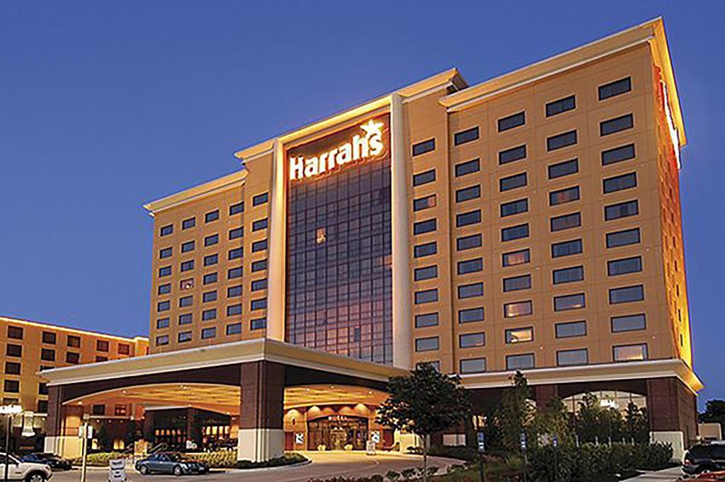 堪萨斯城Harrah's Kansas City Hotel & Casino的前面有希尔顿标志的酒店