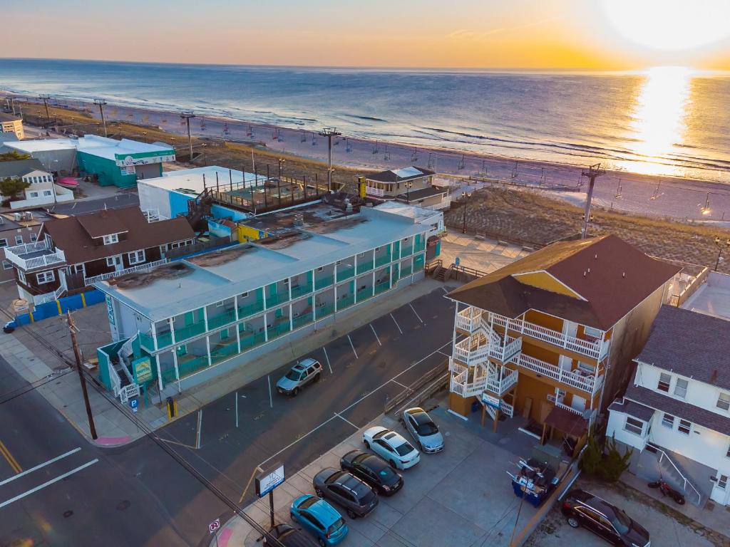 希塞德高地Boardwalk Sand & Surf Beach Hotel Oceanfront的城市的顶部景观和海滩