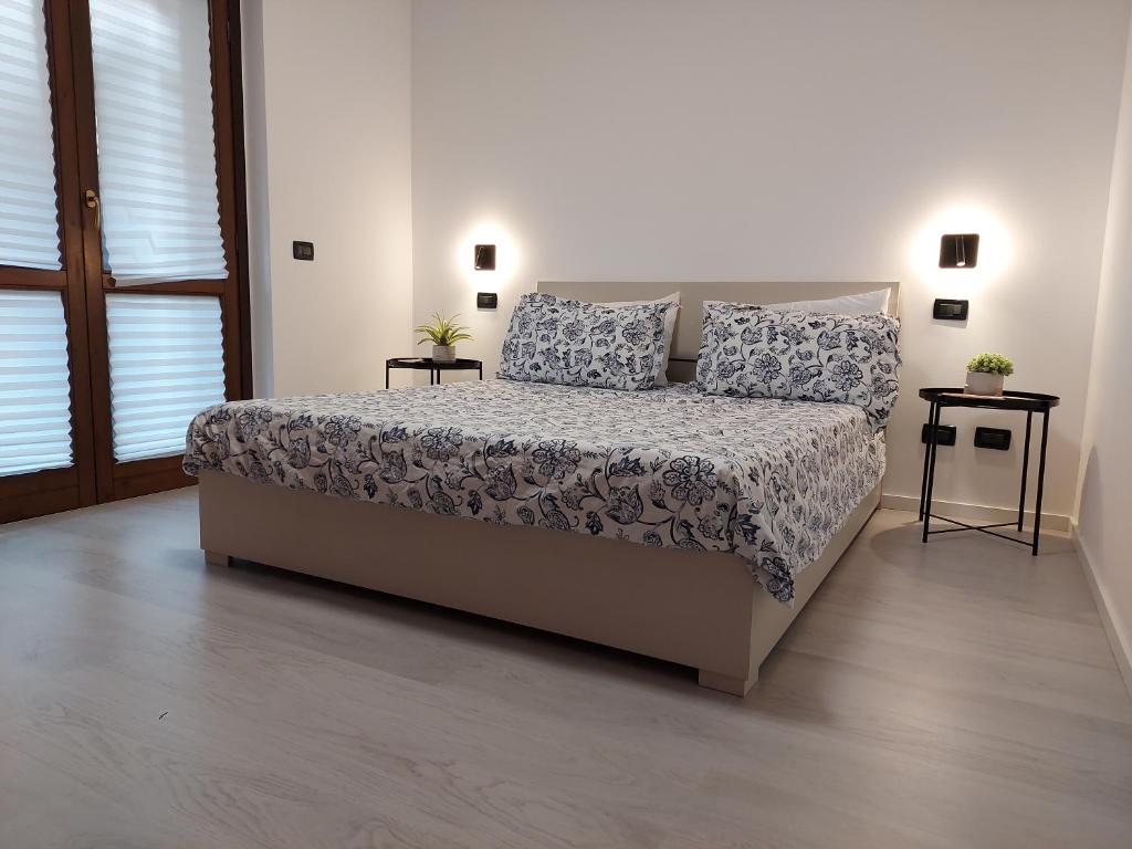 米兰G&G House的一间卧室配有一张带两张桌子和两个枕头的床。