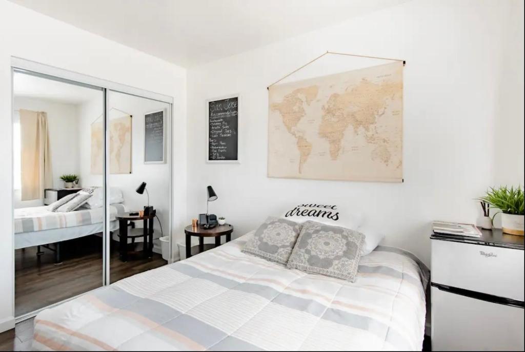 圣何塞Don’s comfy private room的卧室配有一张床,墙上有地图