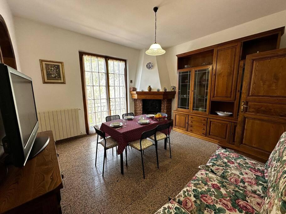 蒙蒂尼奥索Tra le Alpi Apuane e il mare的客厅配有桌椅和电视