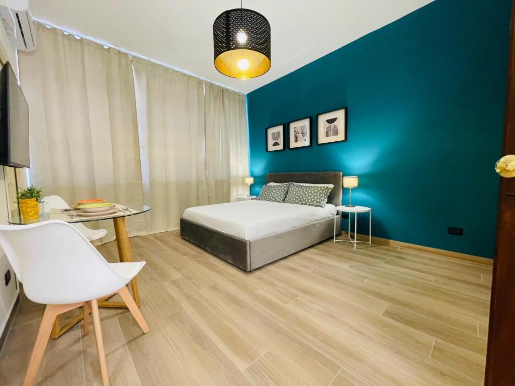卡塔尼亚Le Dimore del Corso的一间卧室设有一张床和蓝色的墙壁