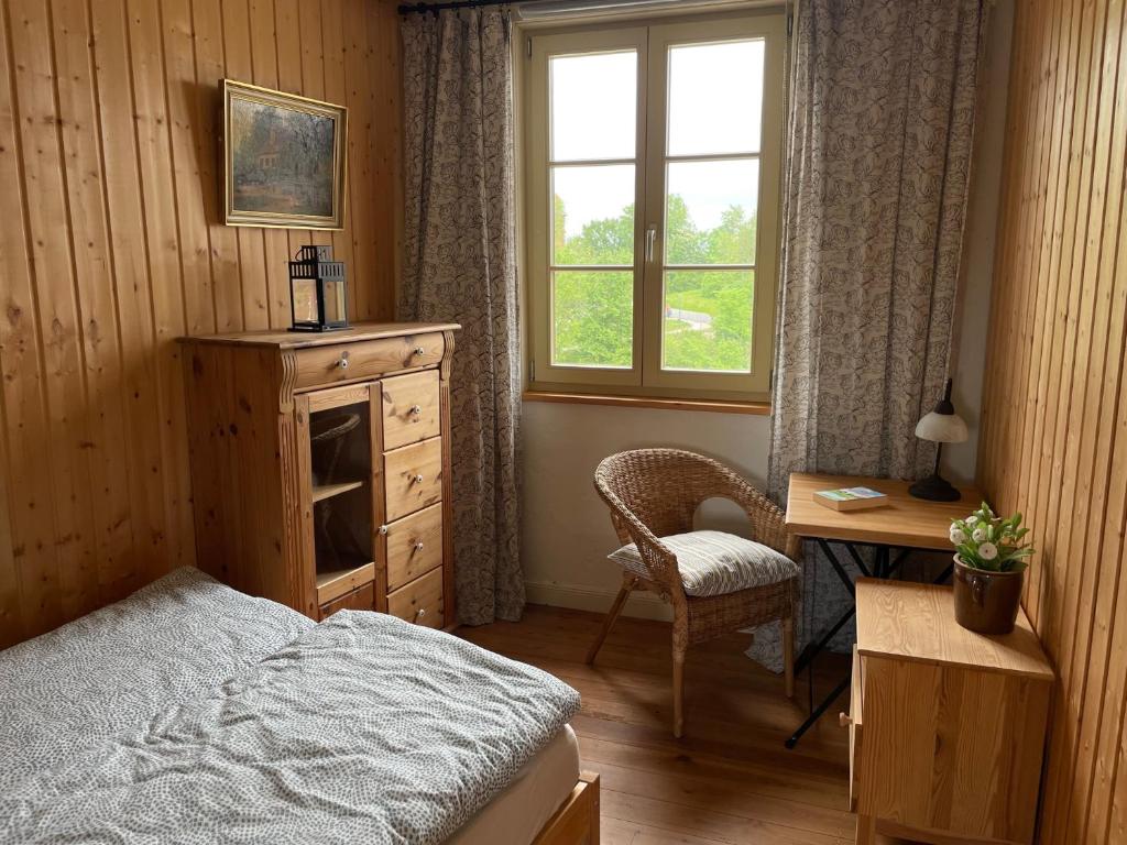 普劳西Ferienwohnung Burgplatz 1的一间卧室配有一张床、一张书桌和一个窗户。