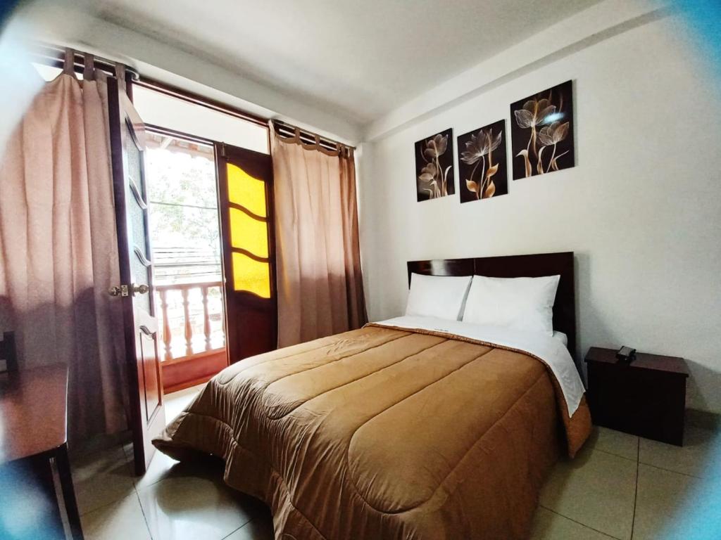 查查波亚斯TintayaHotel的一间卧室设有一张床和一个大窗户