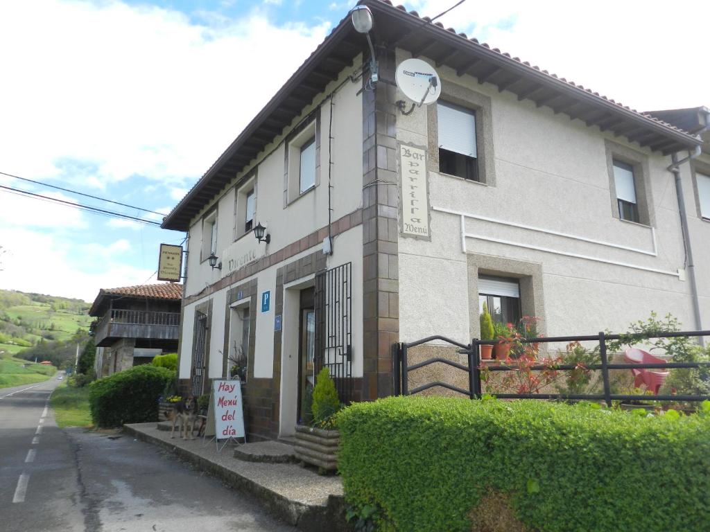 蒂内奥Pension Parrilla Casa Vicente的建筑的侧面有时钟