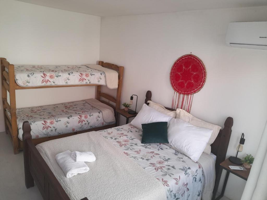 科洛尼亚-德尔萨克拉门托Posada Mela的一间卧室配有两张双层床和毛巾