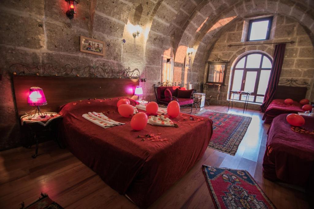 Guzelyurt阿基尼孔奇酒店的一间卧室配有一张带红色枕头的床