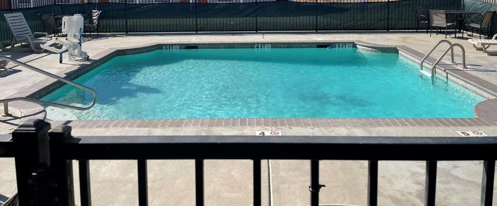 亚历山德里亚Budget Inn Alexandria的蓝色海水大型游泳池
