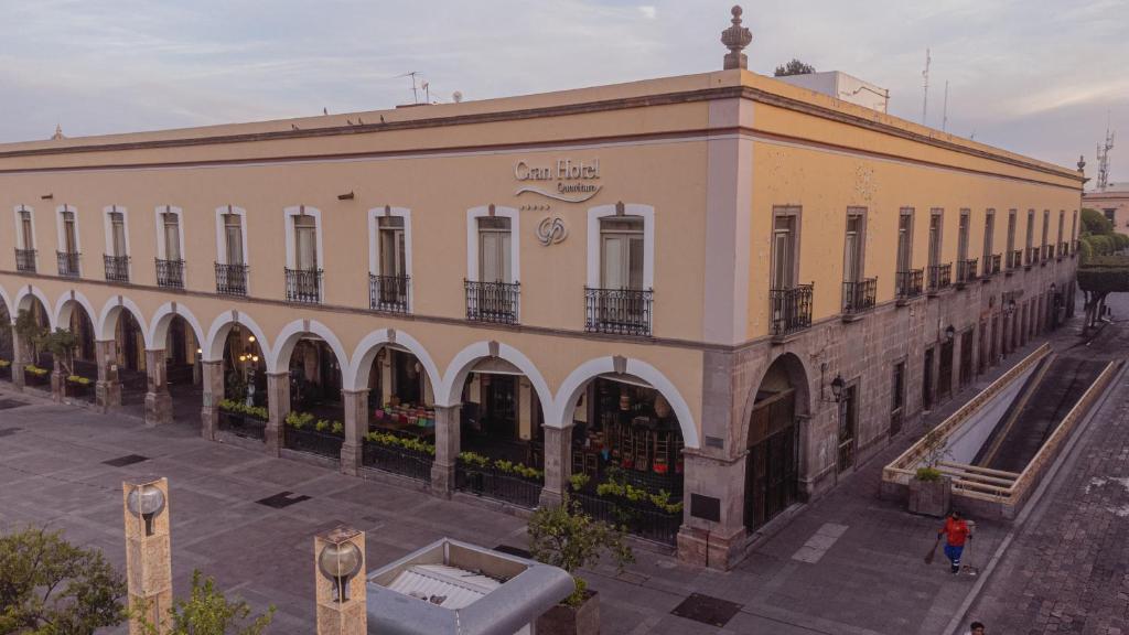 克雷塔罗Gran Hotel de Querétaro的一座大型建筑,前面有一个喷泉