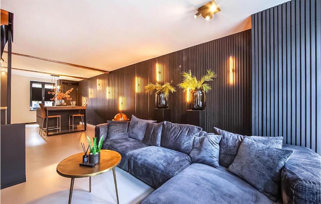 鲁尔蒙德Nice Home In Roermond With Wifi And 2 Bedrooms的客厅配有蓝色的沙发和桌子