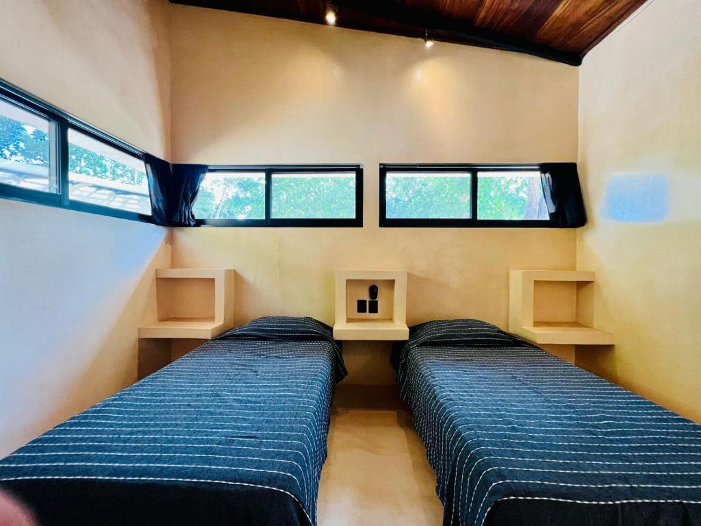 Santa María Huatulco4 Villas equipadas con alberca en Huatulco, Oaxaca的小型客房设有2张床和窗户。