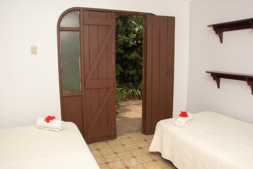 Santiago EsteCasa Carmen的带两张床和一扇开放式门的房间