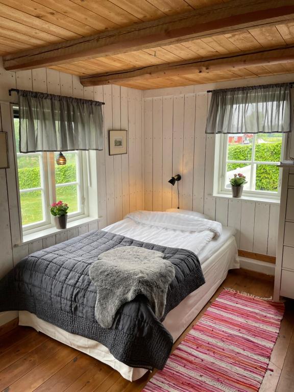 FörslövFogdarps B&B -Eget gästhus-的一间带一张大床的卧室,位于带窗户的房间内