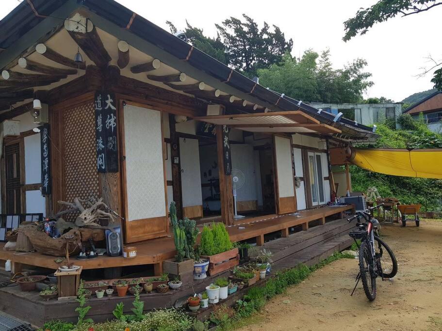 全州市Gugangjae Hanok Stay的一辆自行车停在房子前面