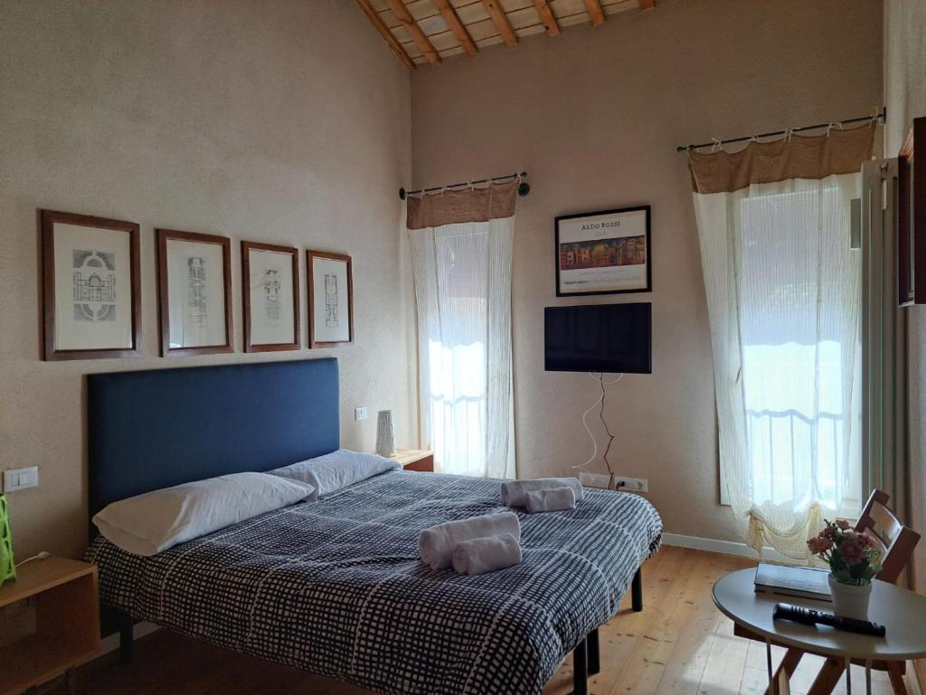 拉文纳R&B Il Cerchio的一间卧室配有一张带蓝色床头板的床和窗户。