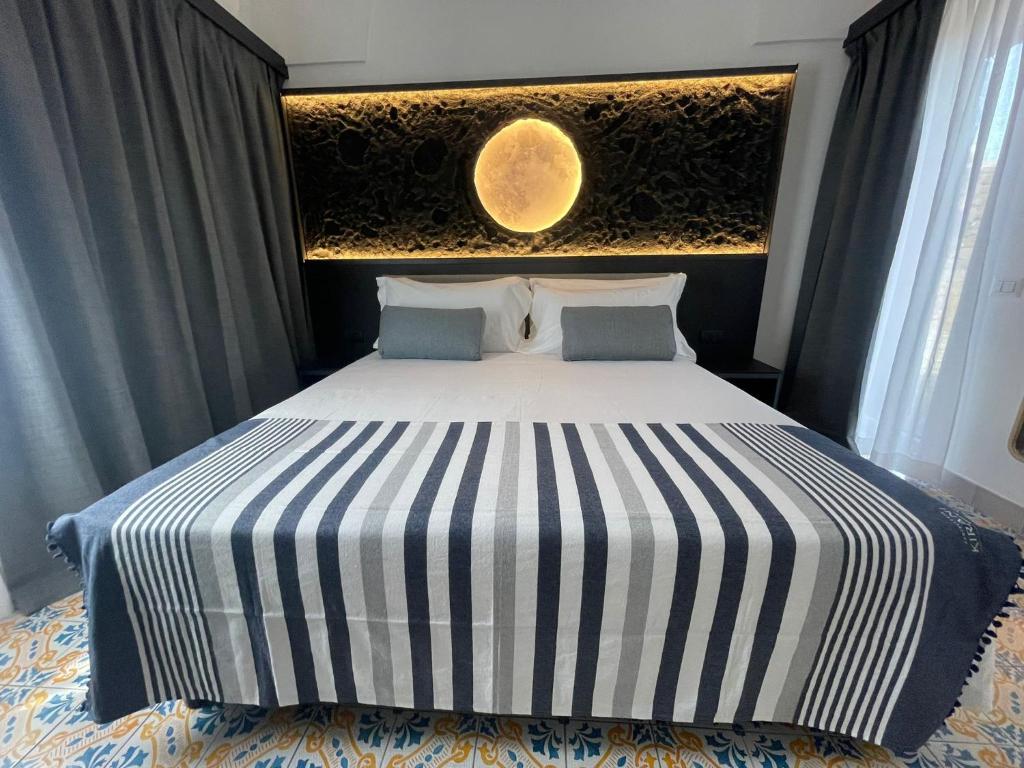 潘泰莱里亚Kirani Resort的一间卧室配有一张带黑白条纹毯子的床
