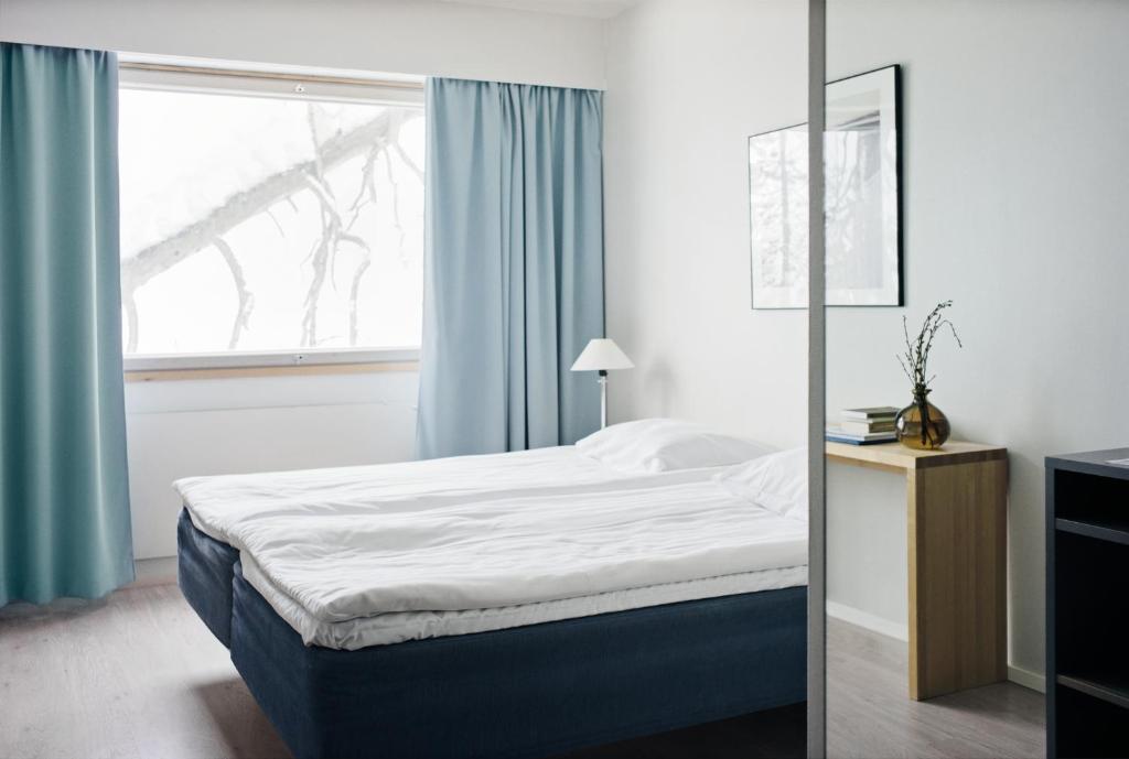 普哈圣山普哈圣山滑雪酒店的一间卧室设有一张床和一个窗口
