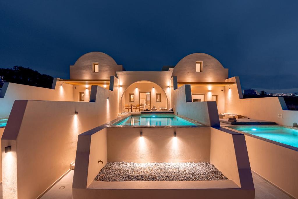 梅萨雷亚Living Moments Villa Amersa的一座别墅,晚上设有两个游泳池