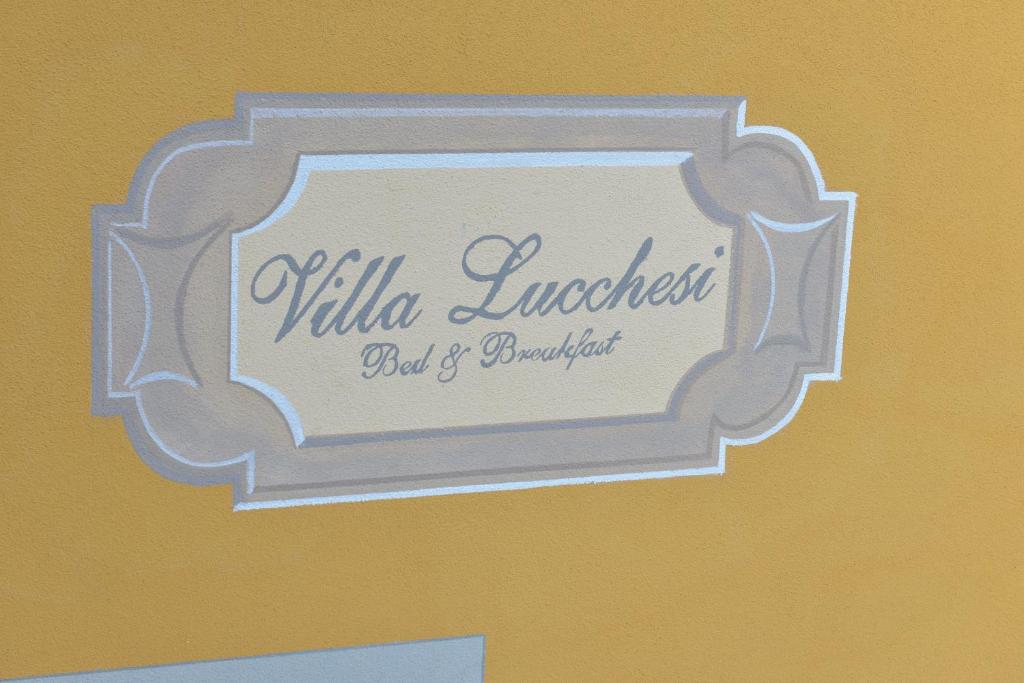 巴尼－迪卢卡卢凯西别墅旅馆的读别墅的“花岗岩板”和“烧烤”的标牌