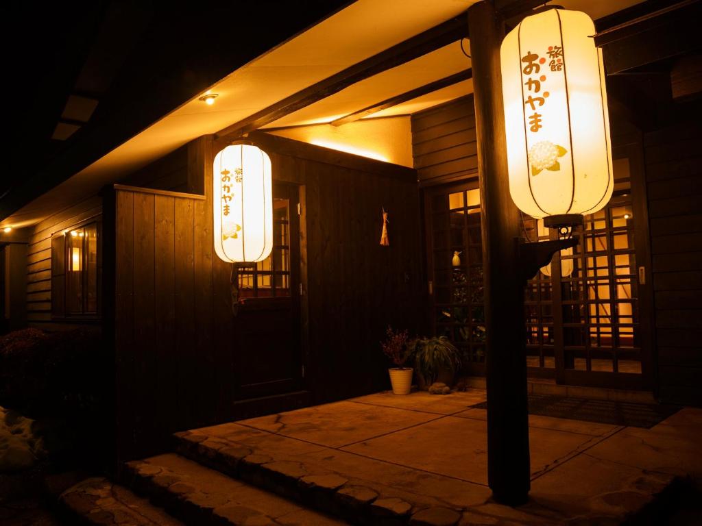 AkakuraRyokan Okayama的夜晚门廊上的几盏灯