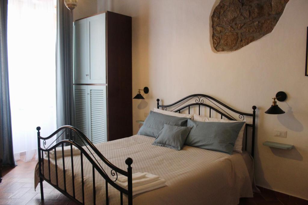 皮蒂利亚诺Il Girasole Storico的一间卧室配有一张带蓝色枕头的床