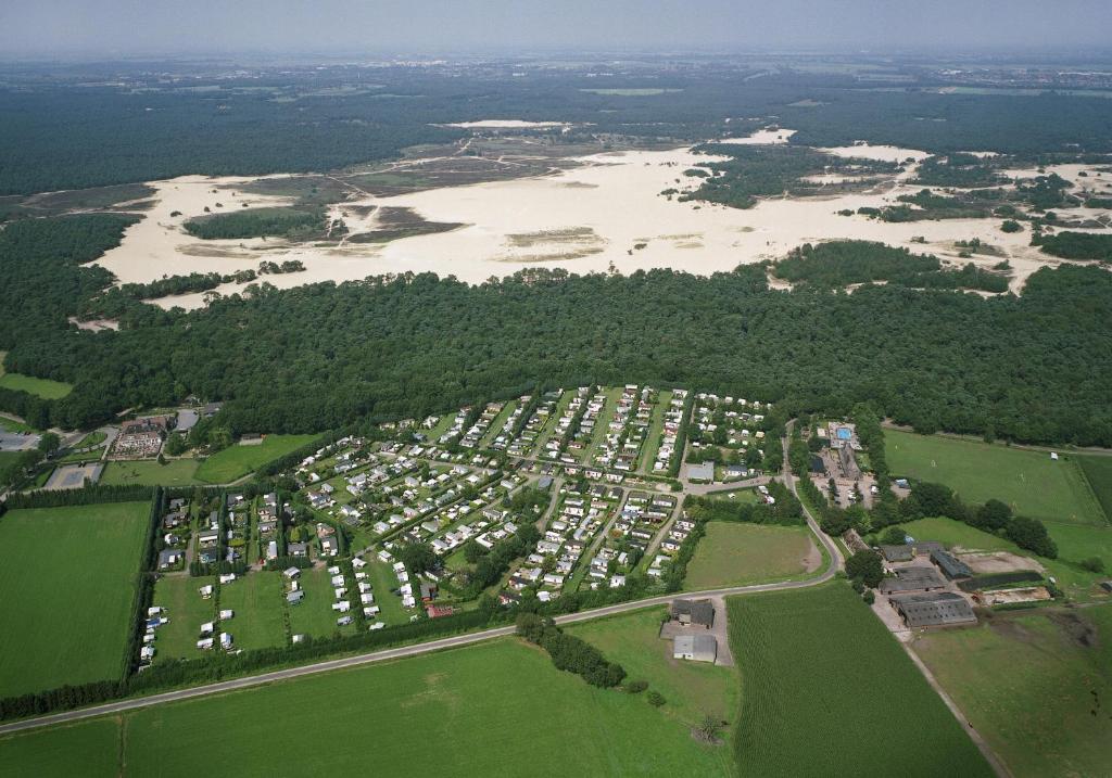 Udenhout杜因霍姆假日公园的享有湖畔大型停车场的空中景致