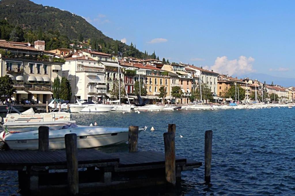 萨罗Casa Anna Big House Near Lake Garda and Centre的船停靠在水面上的码头