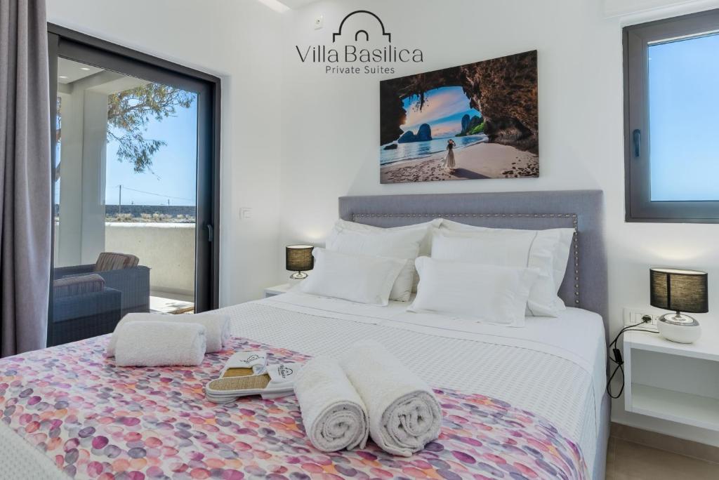 佩里沃罗Villa Basilica Kalavria的一间卧室配有带毛巾的床