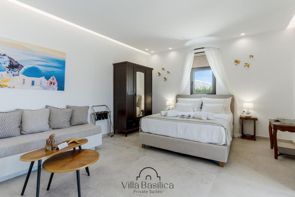 佩里沃罗Villa Basilica Tefsia的白色卧室配有床和沙发