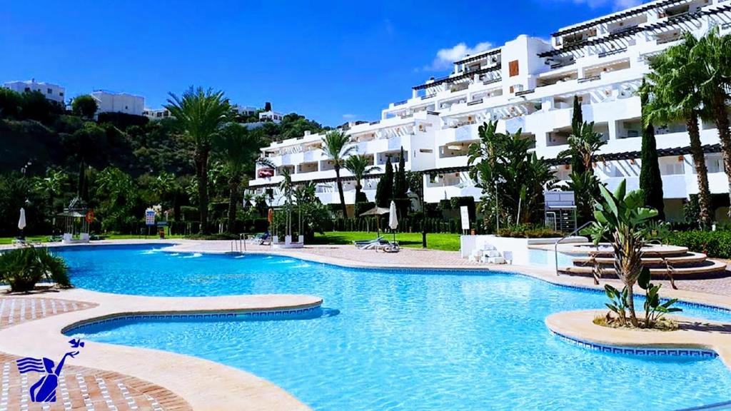 莫哈卡尔Spirit of Mojacar Playa Resort 'Casa Juana'的大楼前的大型游泳池