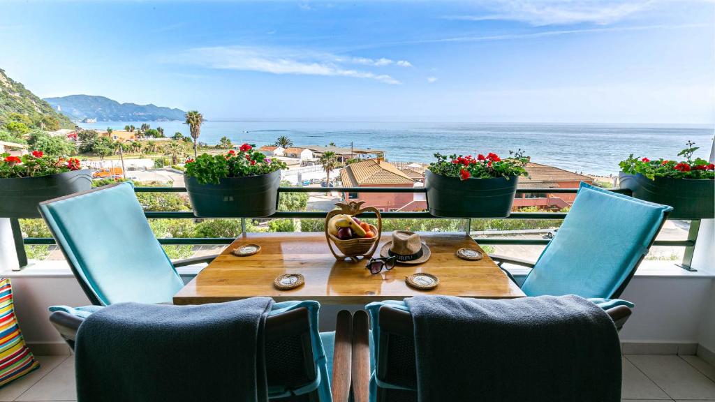 格利法达Corfu Glyfada Sea blue 137的一张桌子和椅子,享有海景