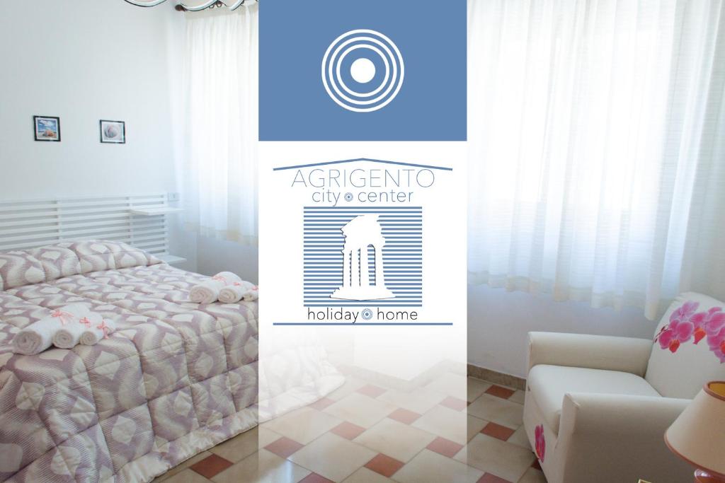 阿格里真托阿格里真托城市中心公寓的一间房间,配有一张床铺和一个市中心标志