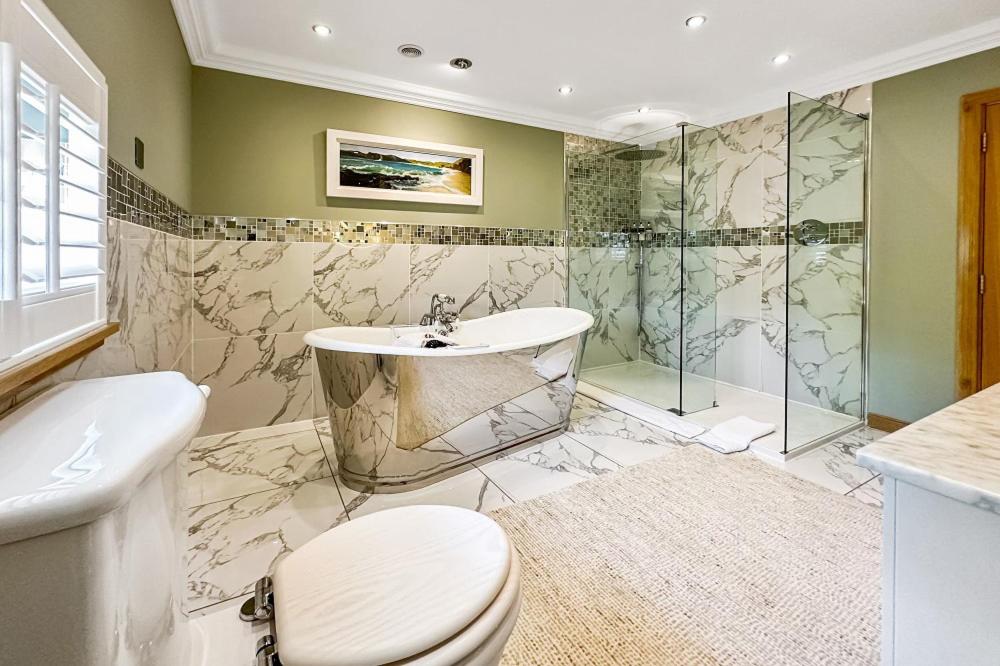 格伦科Skyfall Glencoe at Creag an-t Sionnaich的浴室配有卫生间、盥洗盆和淋浴。