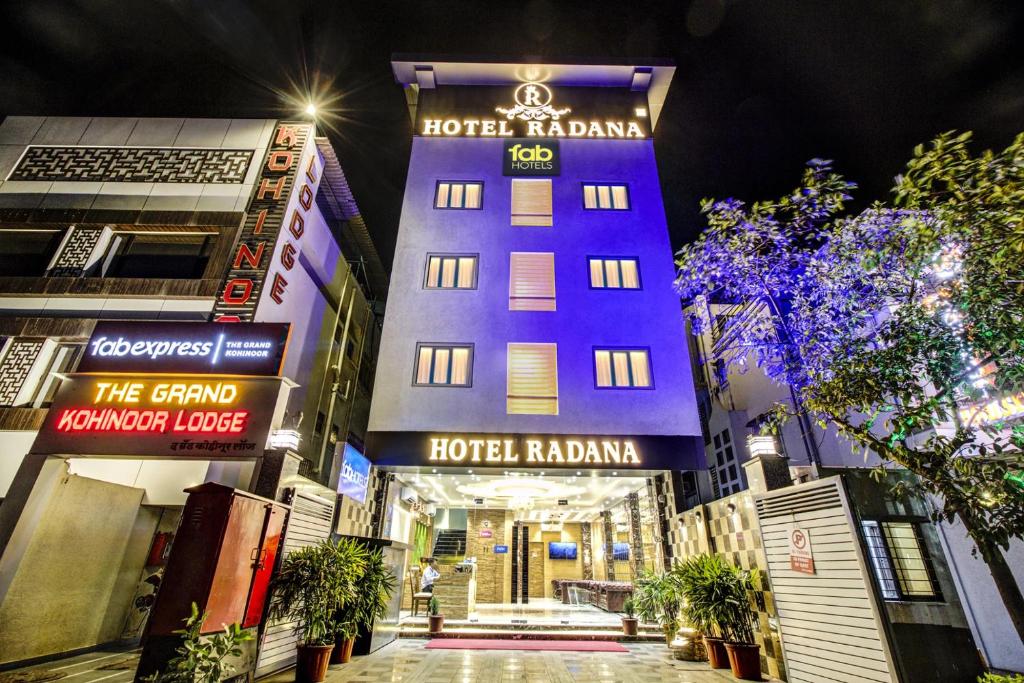 纳威孟买Hotel Radana Vashi Navimumbai的夜宿在城市中心的酒店