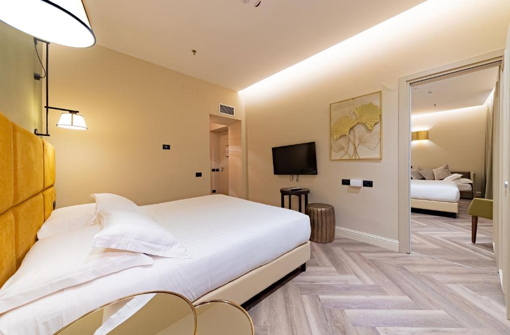 热那亚Hotel Astoria的酒店客房,配有床和电视