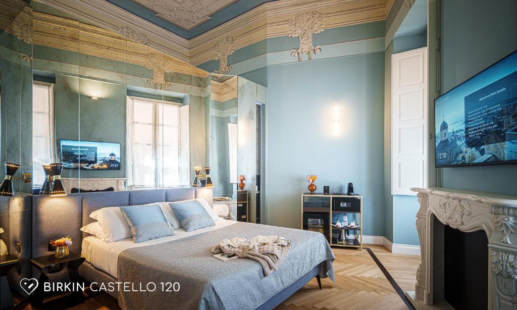卡利亚里Albergo Diffuso Birkin Castello的一间卧室配有一张床和一台电视。
