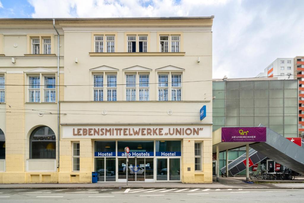 萨尔茨堡萨尔茨堡火车总站A&O经济型连锁酒店 的城市街道上的建筑物