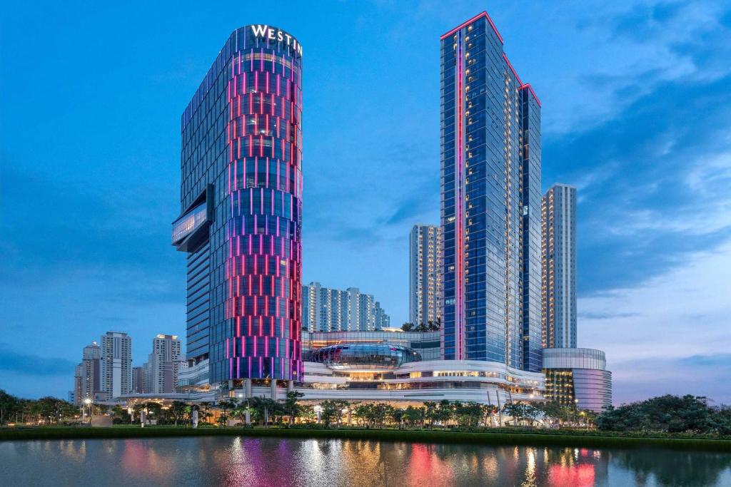 泗水The Westin Surabaya的 ⁇ 染城市天际线的两栋高楼