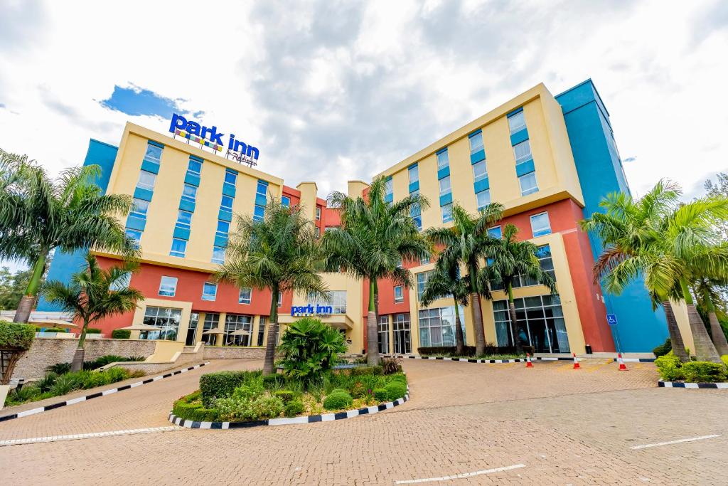 基加利Park Inn by Radisson, Kigali的前面有棕榈树的酒店