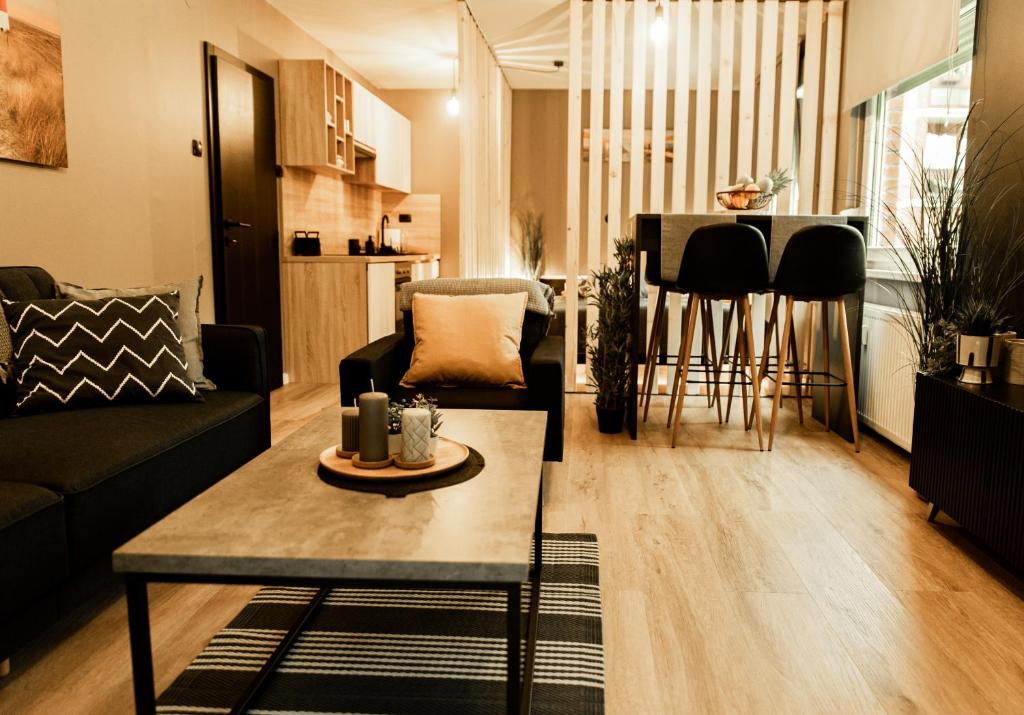 锡萨克Black Velvet Apartman的客厅配有沙发和桌子
