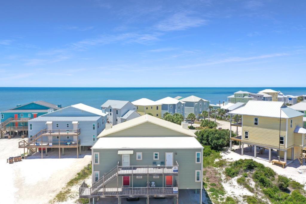 Cape San BlasCoastal Sunshine by Pristine Properties Vacation Rentals的海边一排房子