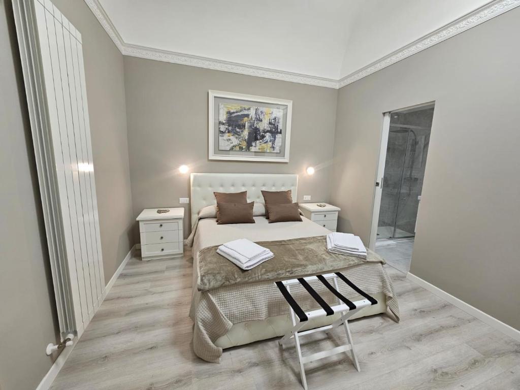 卡塔尼亚City Rooms Katane的白色卧室配有床和椅子