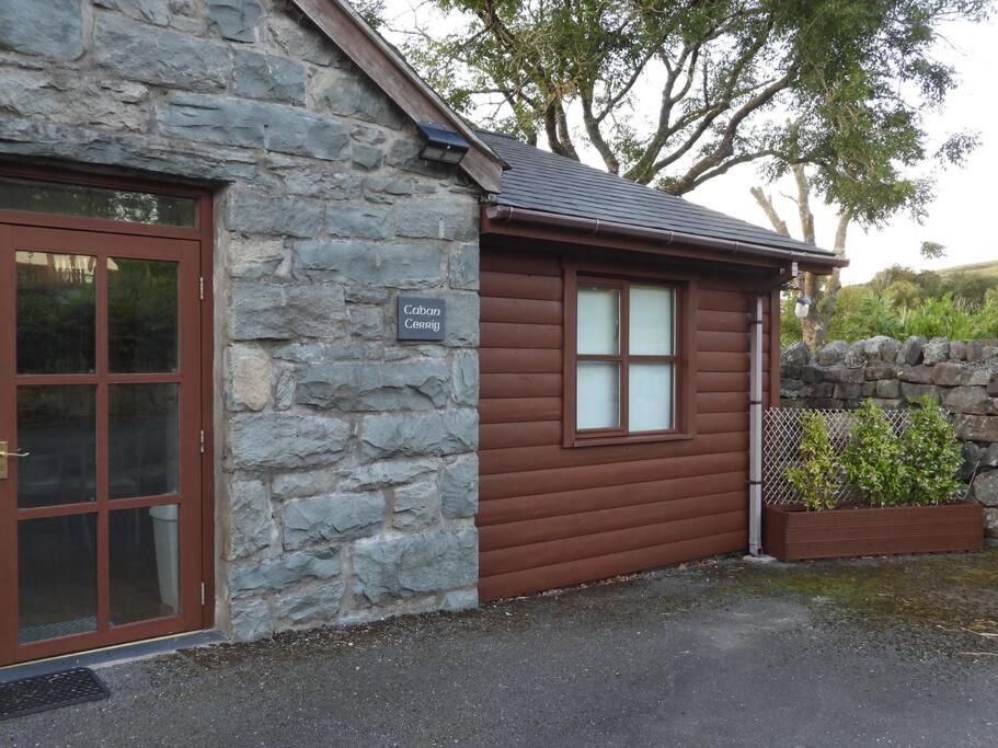 特兹西尼德Nature's Oasis: Pet-Friendly Snowdonia Cottage的小屋,设有门和石头建筑