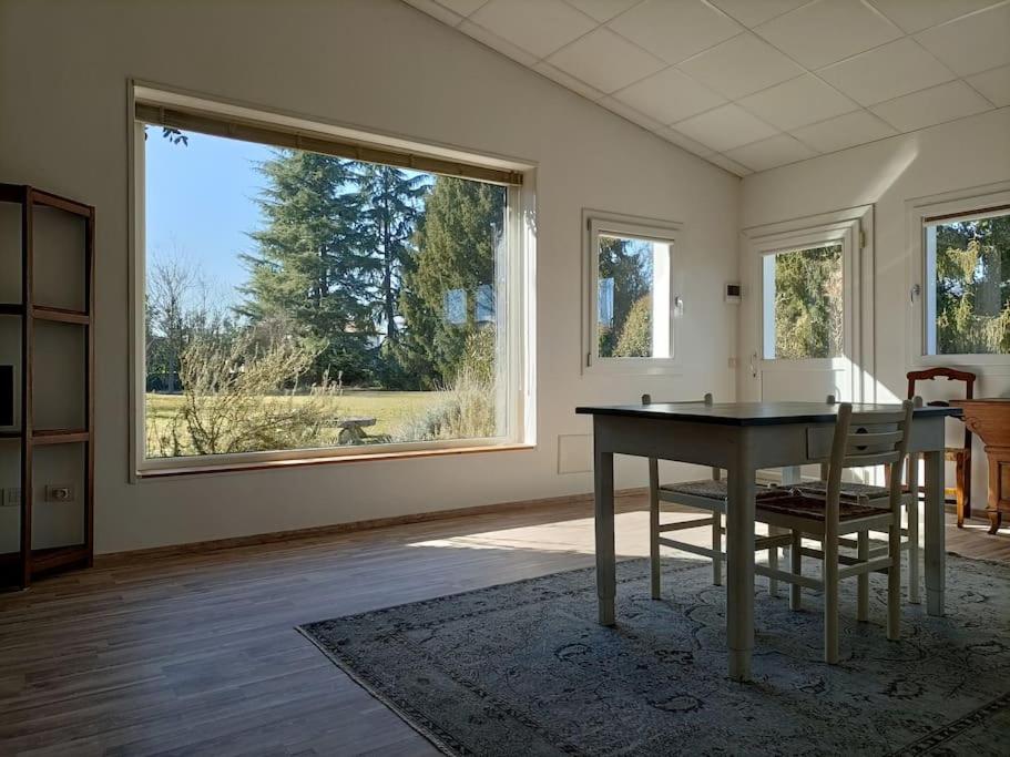 锡莱阿Open space Villa Miani的客厅设有桌子和大窗户