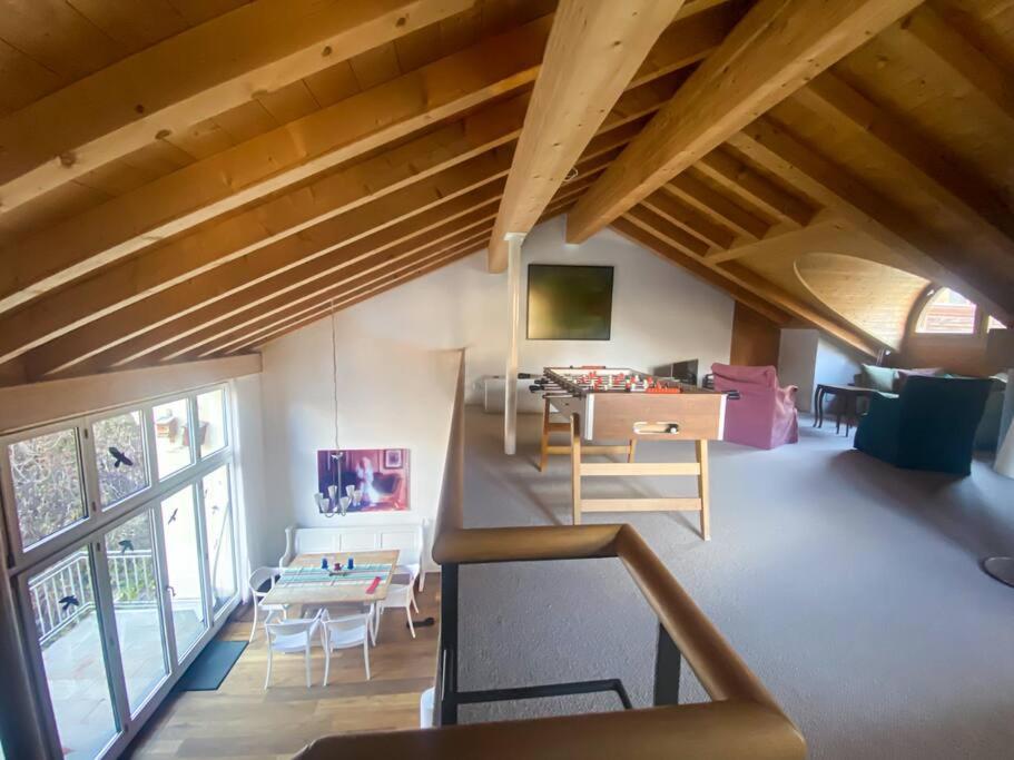 锡尔斯玛丽亚4 1/2 Room Maisonette Apartment with great views的客厅设有木制天花板和大窗户。