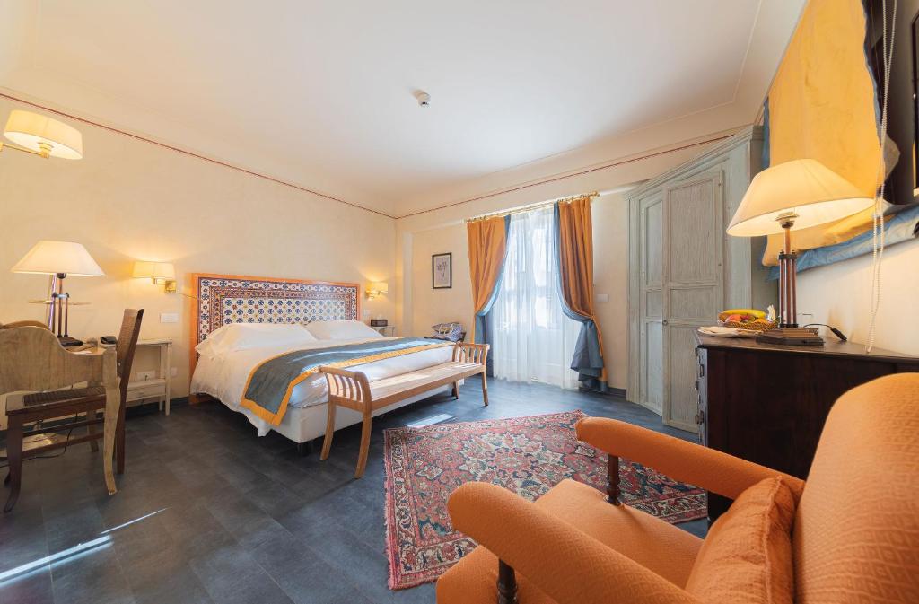 锡拉库扎阿尔吉拉奥提伽古城迷人酒店的一间卧室配有一张床、一张桌子和一张沙发