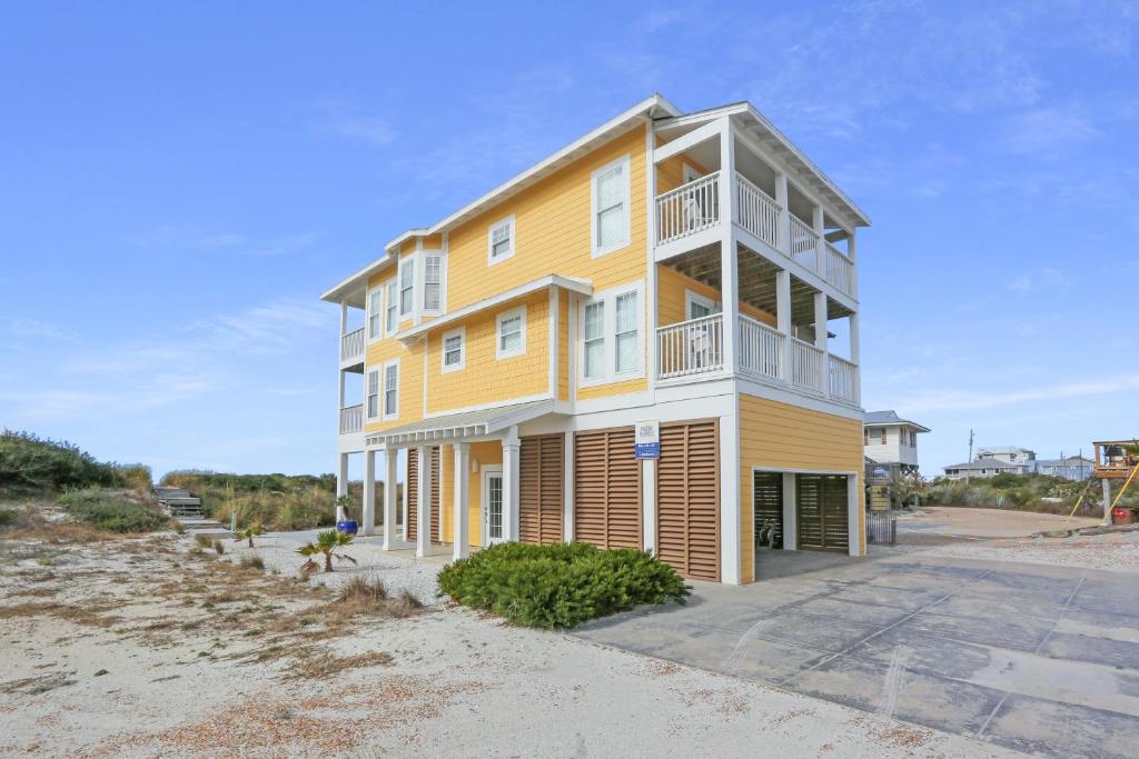 Cape San BlasA Rendezvous, No Pets Allowed by Pristine Properties Vacation Rentals的海滩上的黄色房子